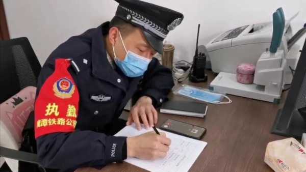 警察语言切换自如（警察说话的语音）